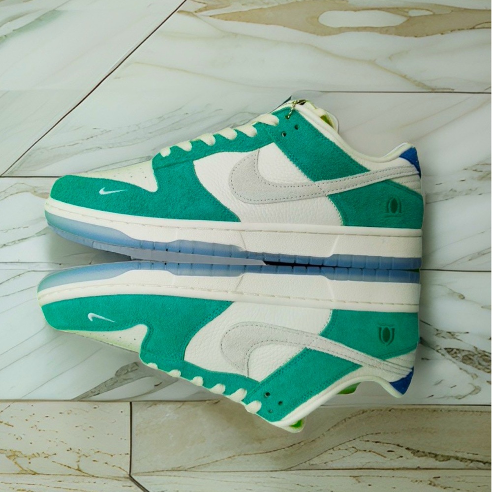 DS | Nike Dunk Low | “Kasina” | Size 10